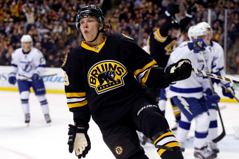 Hokejový talent David Pastrňák z Bostonu podruhé za sebou vstřelil v NHL dvě branky a při svém druhém pobytu v prvním týmu Bruins si říká o stálé místo v sestavě. Hokejový talent David Pastrňák z Bostonu podruhé za sebou vstřelil v NHL dvě branky a při svém druhém pobytu v prvním týmu Bruins si říká o stálé místo v sestavě.