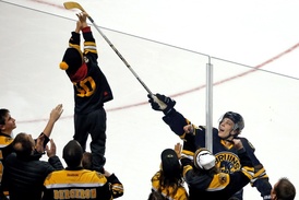 David Pastrňák potěšil svou hokejkou malého fanouška Bostonu.