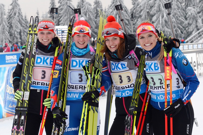 Česká štafeta ve složení Eva Puskarčíková, Veronika Vítková, Jitka Landová a Gabriela Soukalová (zleva) vyhrály další závod Světového poháru.
