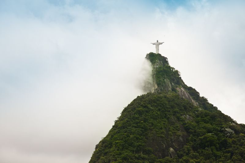Socha Krista Spasitele se tyčí nad brazilským městem Rio de Janeiro na kopci Corcovado. Její základní kámen byl položen roku 1922 a práce na ní začaly v roce 1926. Kristus je vysoký 30,3 metrů a váží 1145 tun.