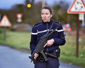 Policistka při zásahu proti bratrům Kouachiovým.