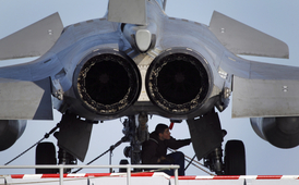 Stíhačka Rafale na letadlové lodi Charles de Gaulle.