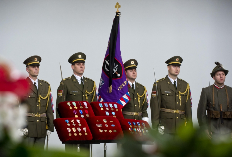 Vojáci při kondolenci veteránovi Jiřímu Schamsovi.