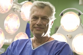 Neurochirurg, přednosta Neurochirurgické kliniky Ústřední vojenské nemocnice Praha Vladimír Beneš.