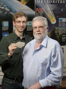Spoluautoři výzkumu David Minton a Jay Melosh.