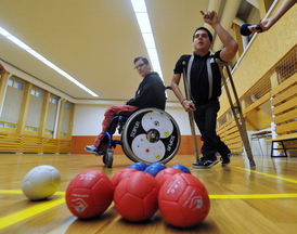 Handicapovaní při sportu v tělocvičně.