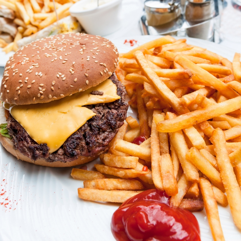 Kromě nezdravého jídla může hladinu cholesterolu způsobovat i vrozená vada (ilustrační foto).