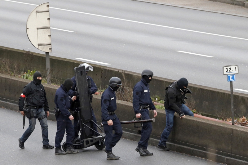Francouzská policie při zásahu v Paříži proti útočníkovi, který obsadil košer obchod.