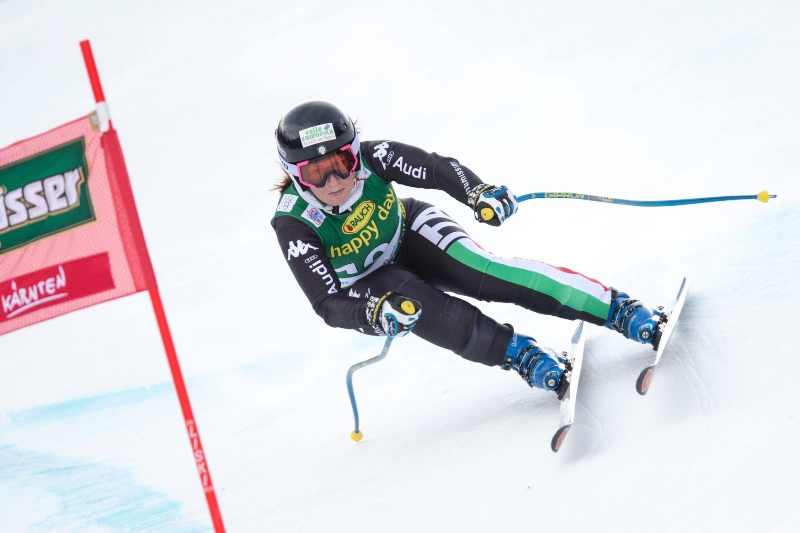 Zkrácený sjezd Světového poháru lyžařek v mlhavé Cortině d'Ampezzo vyhrála překvapivě domácí Italka Elena Fanchiniová a na nejvyšší stupeň se probojovala po dlouhých devíti letech. Zkrácený sjezd Světového poháru lyžařek v mlhavé Cortině d'Ampezzo vyhrála překvapivě domácí Italka Elena Fanchiniová a na nejvyšší stupeň se probojovala po dlouhých devíti letech.