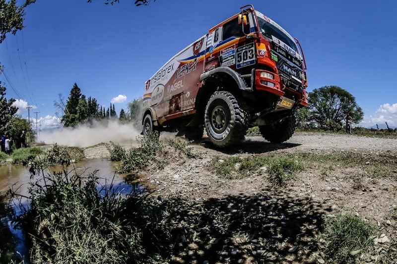 Aleš Loprais sice dokázal ve čtvrteční 11. etape Rallye Dakar snížit odstup od třetího místa, k posunu na medailové pozice v závěru legendární soutěže by mu ale zřejmě pomohly už jen výraznější problémy Andreje Karginova z Ruska. Aleš Loprais sice dokázal ve čtvrteční 11. etape Rallye Dakar snížit odstup od třetího místa, k posunu na medailové pozice v závěru legendární soutěže by mu ale zřejmě pomohly už jen výraznější problémy Andreje Karginova z Ruska.