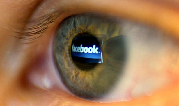 Facebook omezuje videa a fotografie zobrazující násilí (ilustrační foto).