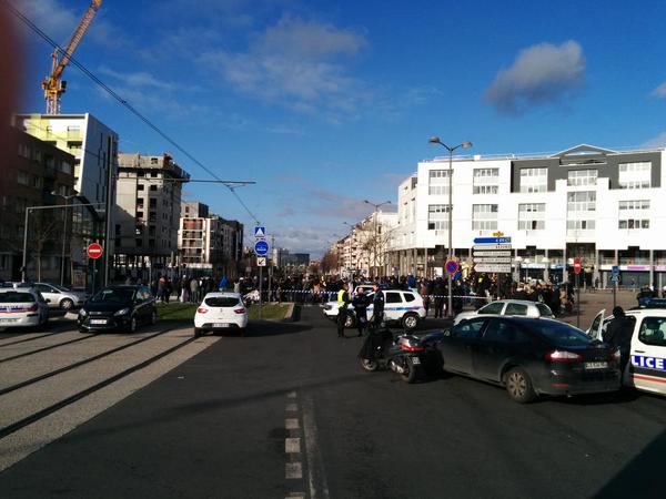 Poštovní úřad v Colombes u Paříže přepadl neznámý muž.