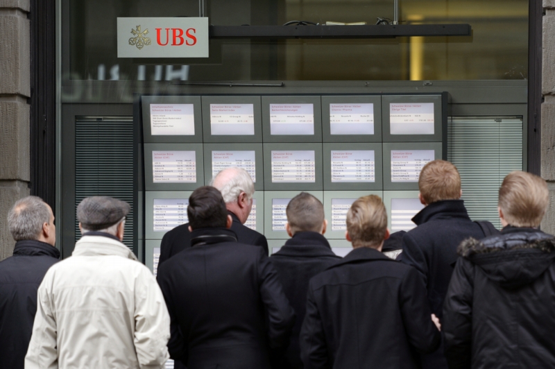 Lidé sledují prudké změny kurzů měn, které vyvolala absolutně nečekaná reakce švýcarské centrální banky.