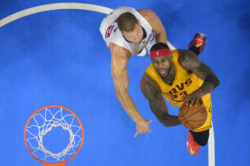 Třicetiletý LeBron James se v pátek stal nejmladším basketbalistou v historii, který v NBA nastřílel 24 tisíc bodů.
