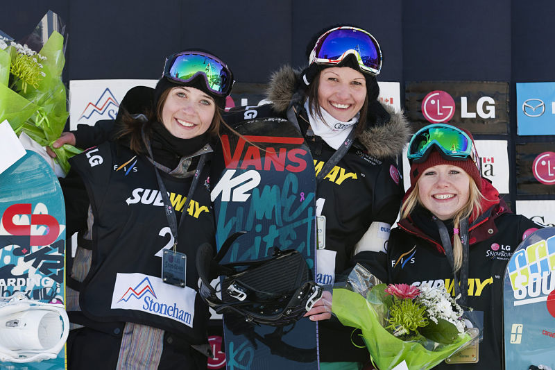 Charlotte Van Gils (uprostřed) v prvním tréninku vylétla z trati a narazila do stromu. Charlotte Van Gils (uprostřed) v prvním tréninku vylétla z trati a narazila do stromu.