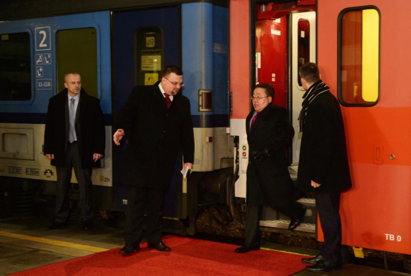 Cachjagín Elbegdordž vystupuje z vlaku. Cachjagín Elbegdordž vystupuje z vlaku.