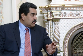 Nicolas Maduro peníze v cizině nesehnal.