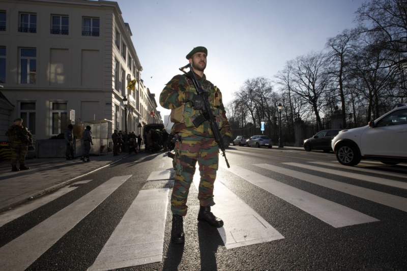 V ulicích Bruselu pochodují se samopaly vojáci.
