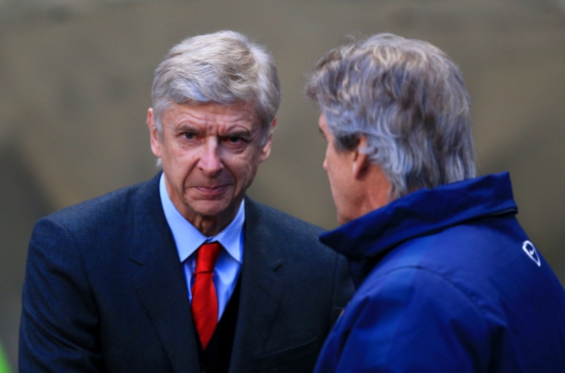 Arséne Wenger, trenér Arsenalu (vlevo), s koučem City Manuelem Pellegrinim.