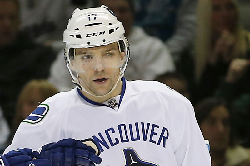 Útočník Radim Vrbata přispěl v pondělním utkání NHL osmnáctým gólem v sezoně k výhře Vancouveru na ledě Floridy 2:1 a byl vyhlášen druhou hvězdou zápasu. 