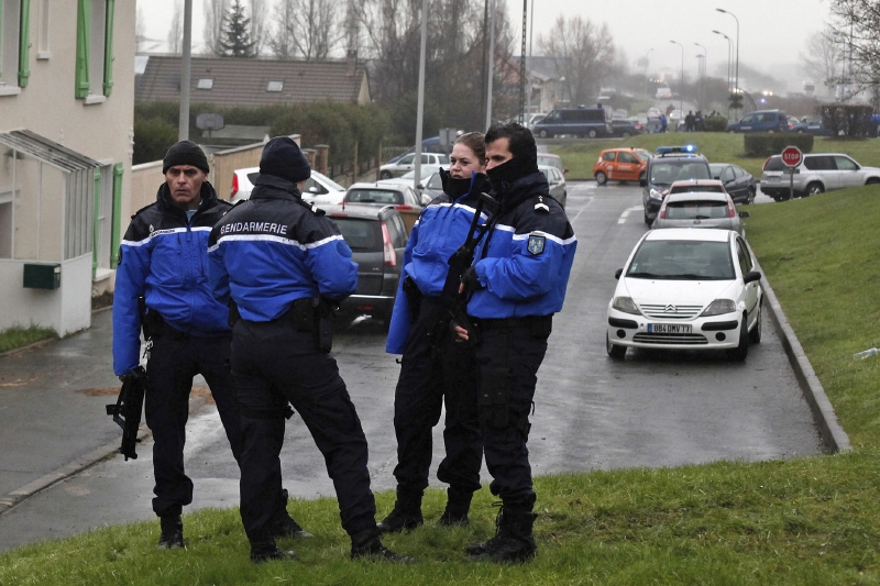 Policie a četnictvo odřízly Dammartin od světa, někdo se nedostal do práce, někdo z ní.