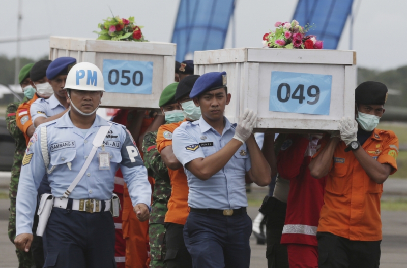 Z moře bylo zatím vytaženo 53 obětí neštěstí letadla společnosti AirAsia.