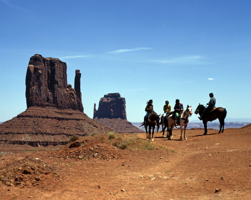 Navahové v Monument Valley.