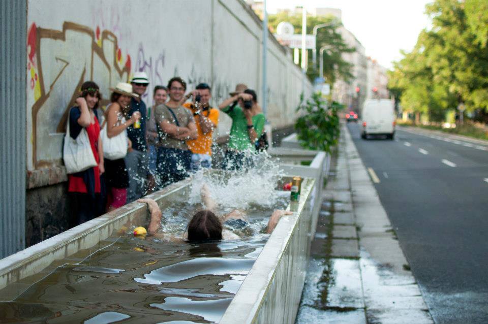 V betonových nádobách se dá i koupat.