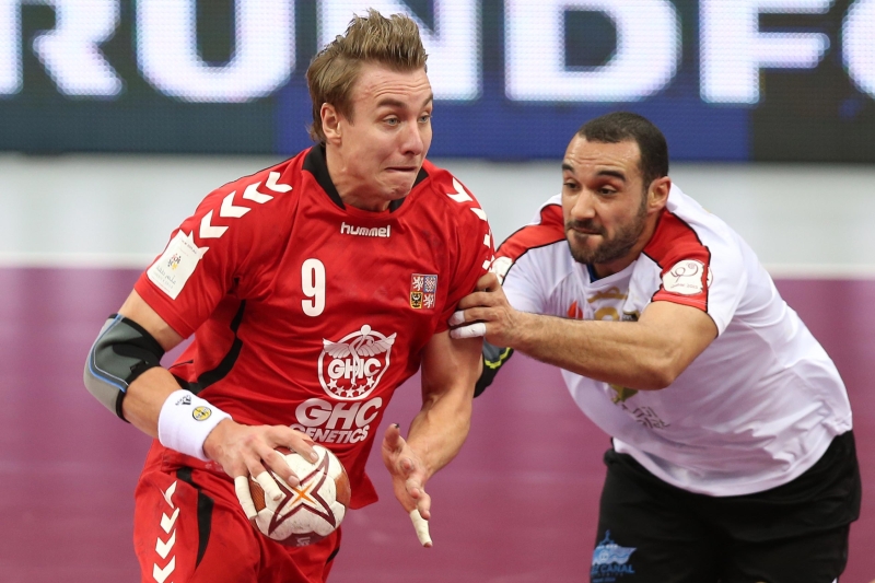 Utkání skupiny C mistrovství světa v házené mužů: ČR - Egypt, 20. ledna v Dauhá. Jeden z egyptských hráčů (vpravo) se pokouší zastavit Filipa Jíchu z ČR.
