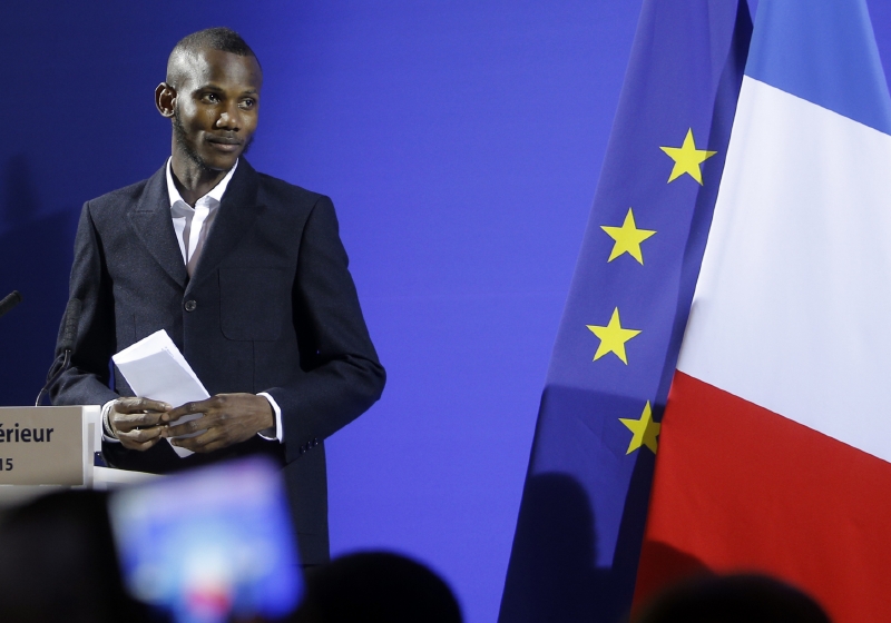 Lassana Bathily na slavnostním ceremoniálu. Lassana Bathily na slavnostním ceremoniálu.