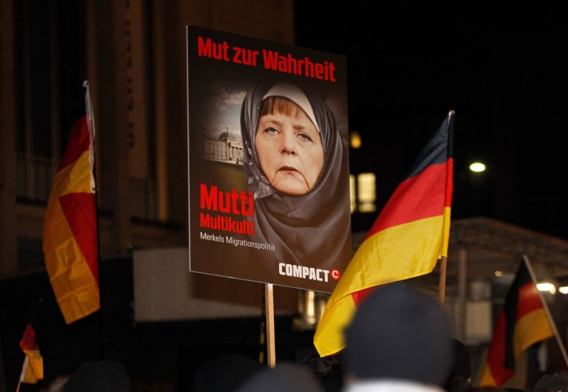 Transparent s Angelou Merkel, které hnutí Pegida vyčítá špatnou imigrační politiku.