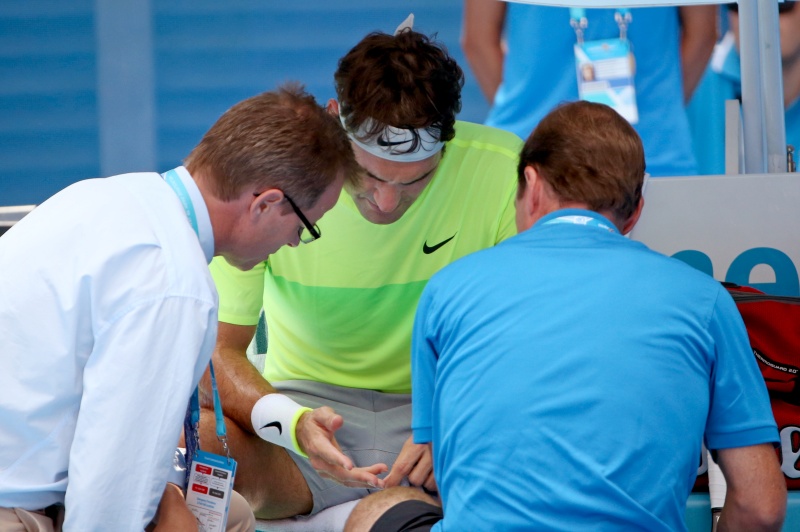 Roger Federer je ošetřován po bodnutí od včely.