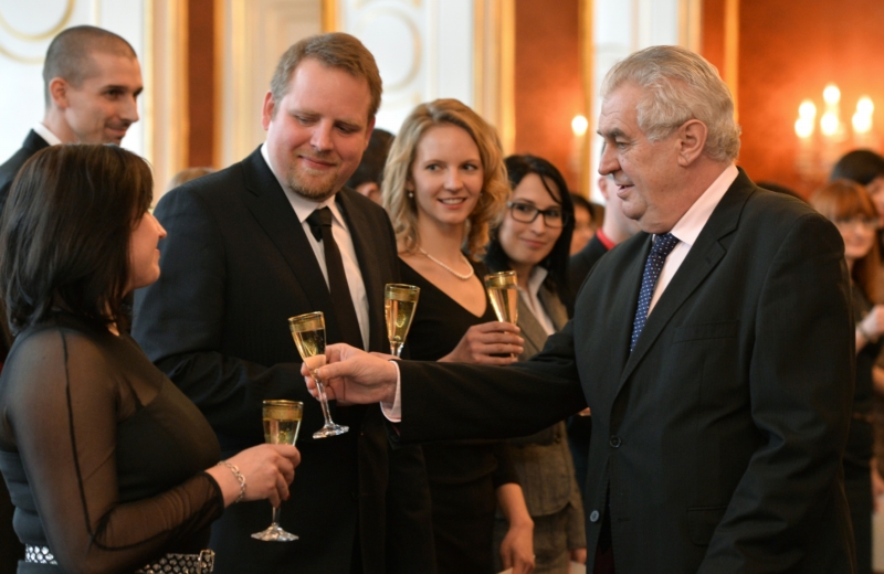 Prezident Miloš Zeman ve středu na Pražském hradě jmenoval 26 nových soudců obecných soudů.