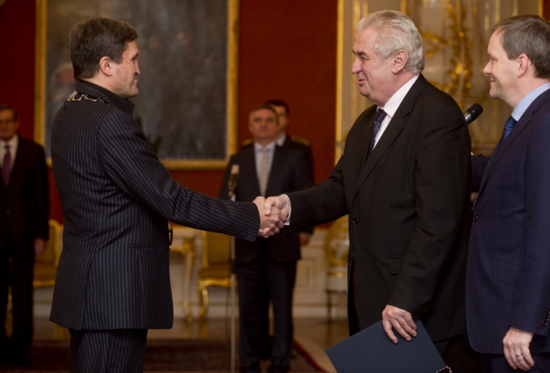 Miloš Zeman při jmenování nového rektora Umprum Jindřicha Smetany (vlevo). Po boku prezidenta stojí ministr školství Marcel Chládek.