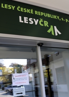 Protikorupční policie obvinila čtyři lidi v souvislosti s veřejnými zakázkami státního podniku Lesy ČR.