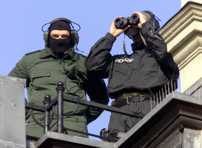 Příslušníci speciální jednotky německé policie zatkli možné islamistické teroristy (ilustrační foto). Příslušníci speciální jednotky německé policie zatkli možné islamistické teroristy (ilustrační foto).