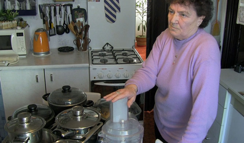 Tzv. šmejdi nabízeli předražené zboží a z důchodců na předváděcích akcích vymámili tisíce korun. Důchodci jsou teď v dluzích (ilustrační foto). Tzv. šmejdi nabízeli předražené zboží a z důchodců na předváděcích akcích vymámili tisíce korun. Důchodci jsou teď v dluzích (ilustrační foto).