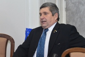 Trestní stíhání trenéra Petra Záhrobského za zpronevěru 10 milionů korun jeho dcery Šárky Strachové definitivně skončilo.