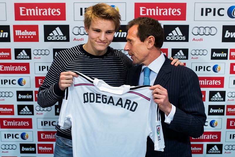 Real Madrid společně s šestnáctiletým fotbalovým talentem Martinem Ödegaardem (na snímku) z Norska angažoval i jeho otce. Real Madrid společně s šestnáctiletým fotbalovým talentem Martinem Ödegaardem (na snímku) z Norska angažoval i jeho otce.