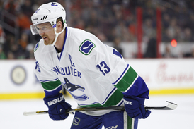 To je správný kapitán! Henrik Sedin z Vancouveru.