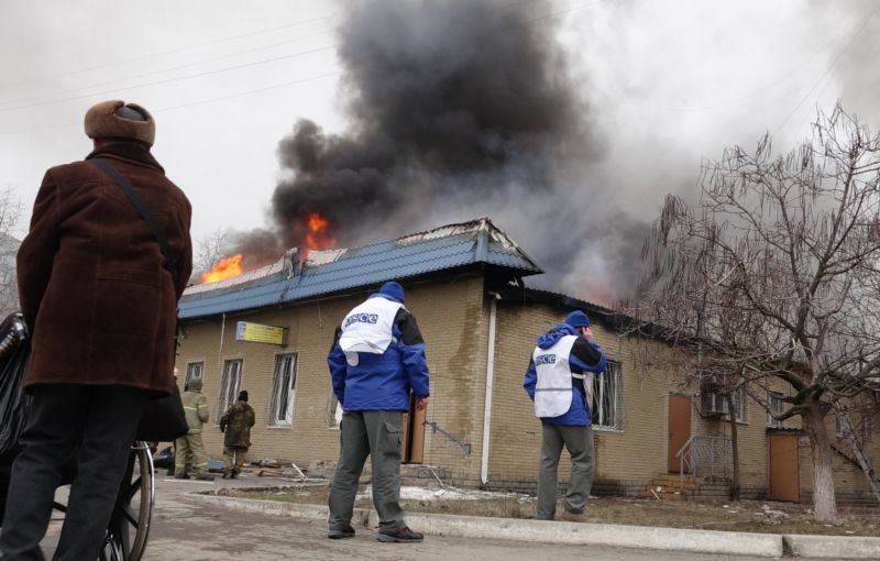 Stovka zraněných a třicet mrtvých - to je bilance sobotního útoku na Mariupol a jeho okolí. Stovka zraněných a třicet mrtvých - to je bilance sobotního útoku na Mariupol a jeho okolí.