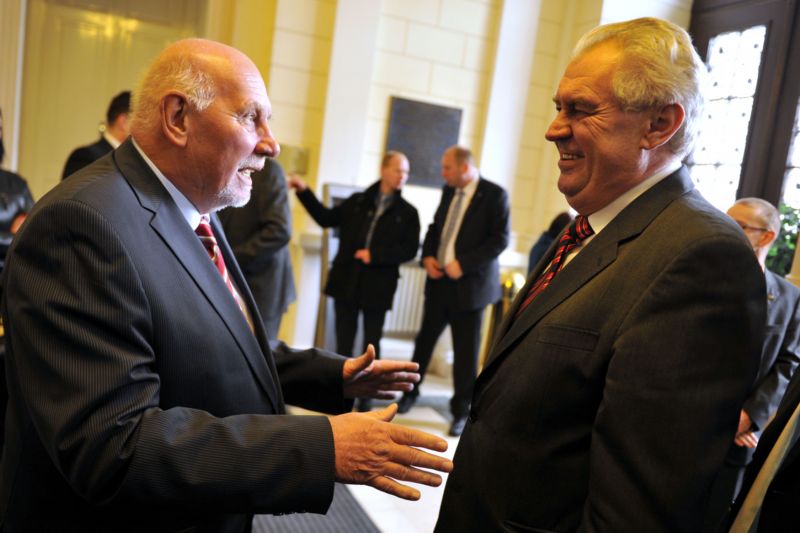 Předseda Ústavního soudu Pavel Rychetský (vlevo) a prezident Miloš Zeman.