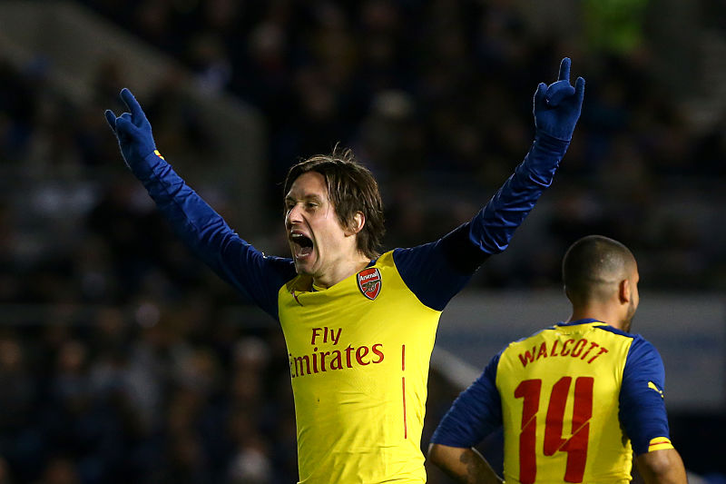 Tomáš Rosický pomohl gólem a asistencí fotbalistům Arsenalu.