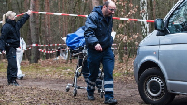 Odvoz mrtvoly upálené dívky.
