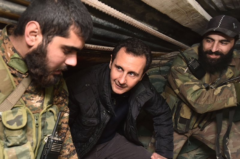 Prezident Asad mezi svými vojáky na frontě.