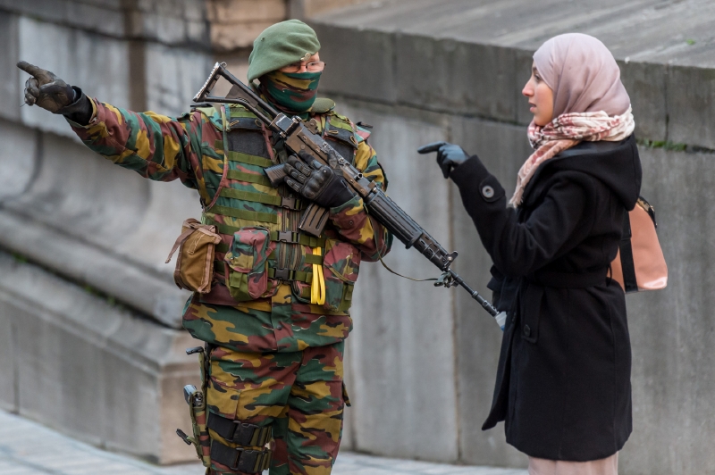 Dva světy vedle sebe. Dva různé druhy zahalení. Foto před justičním palácem v Bruselu.