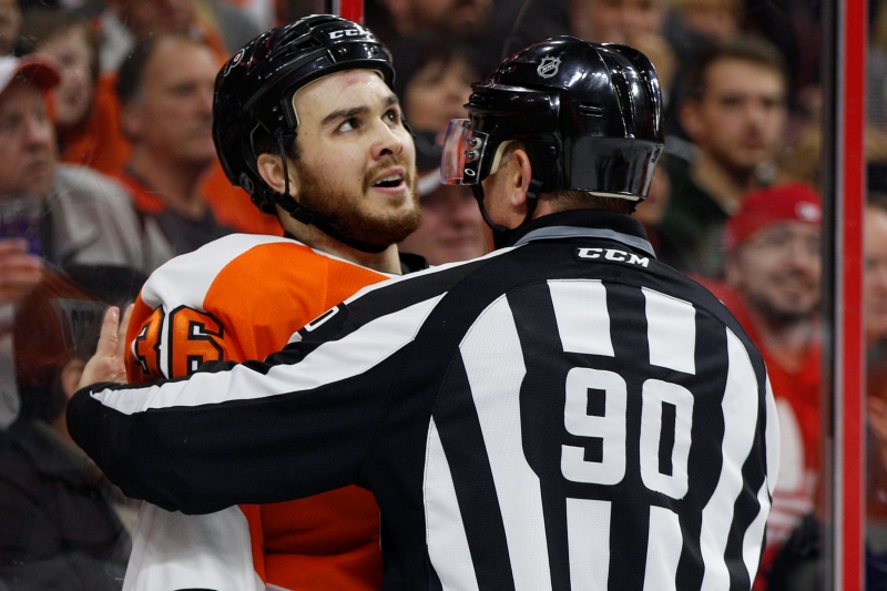Hokejový útočník Zac Rinaldo byl potrestán zákazem startu v osmi zápasech NHL za napadení a naražení na mantinel obránce Krise Letanga z Pittsburghu. Hokejový útočník Zac Rinaldo byl potrestán zákazem startu v osmi zápasech NHL za napadení a naražení na mantinel obránce Krise Letanga z Pittsburghu.