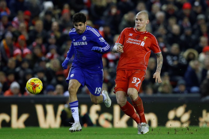 Diego Costa z Chelsea v semifinálovém klání často bojoval se Slovákem Martinem Škrtelem z Liverpoolu.
