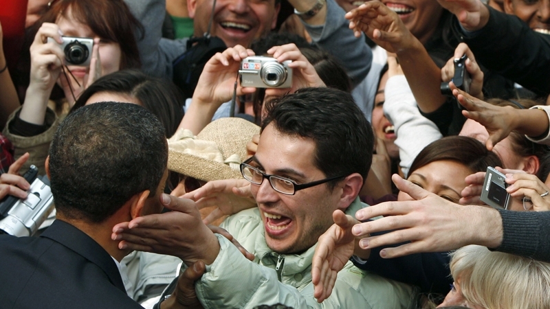Parlamentní listy žaluje muž, který v roce 2009 pohladil v Praze Baracka Obamu.