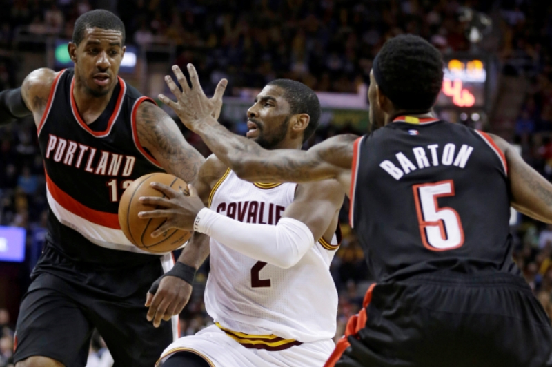 Kyrie Irving (v bílém).